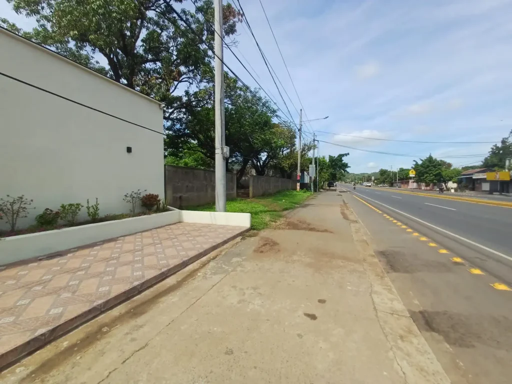 Acceso a terreno en venta sobre la Carretera Panamericana en Mateare